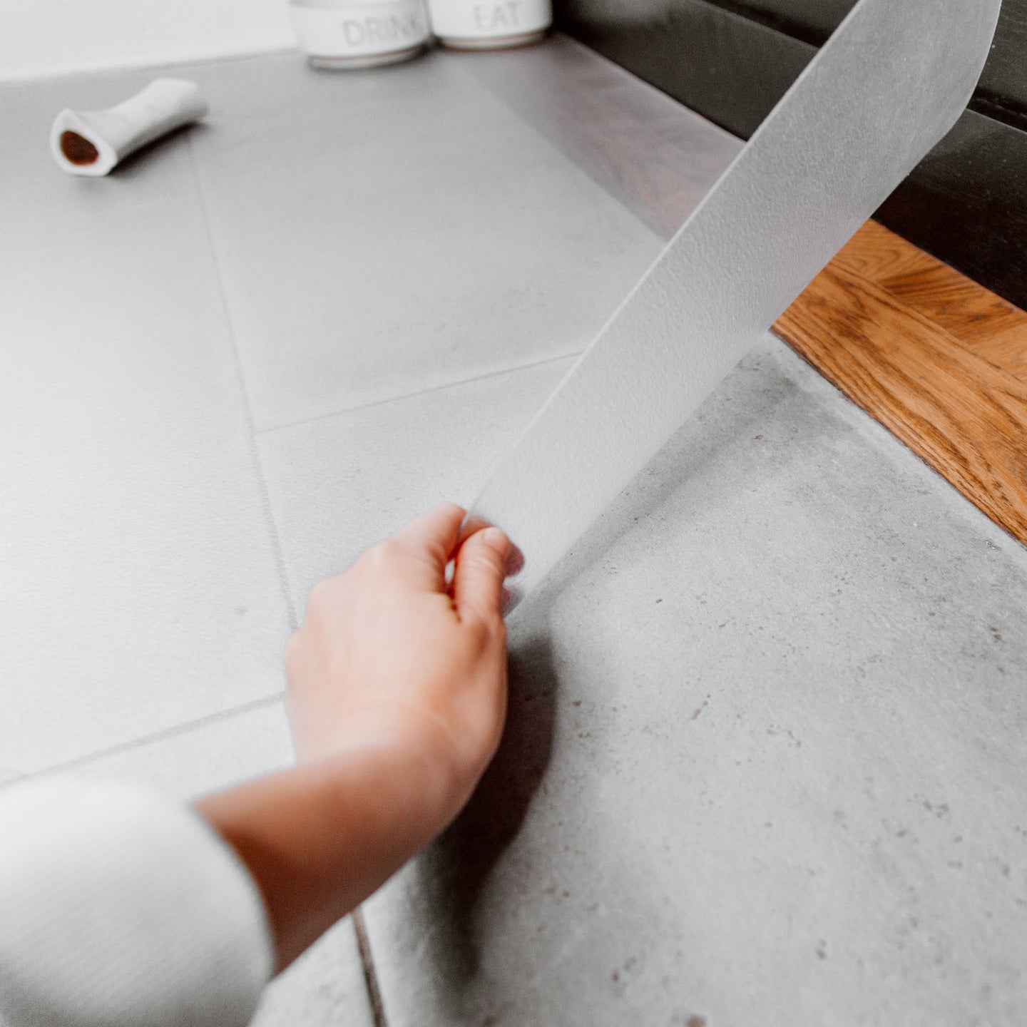 Hand lifting clear vinyl floor protector