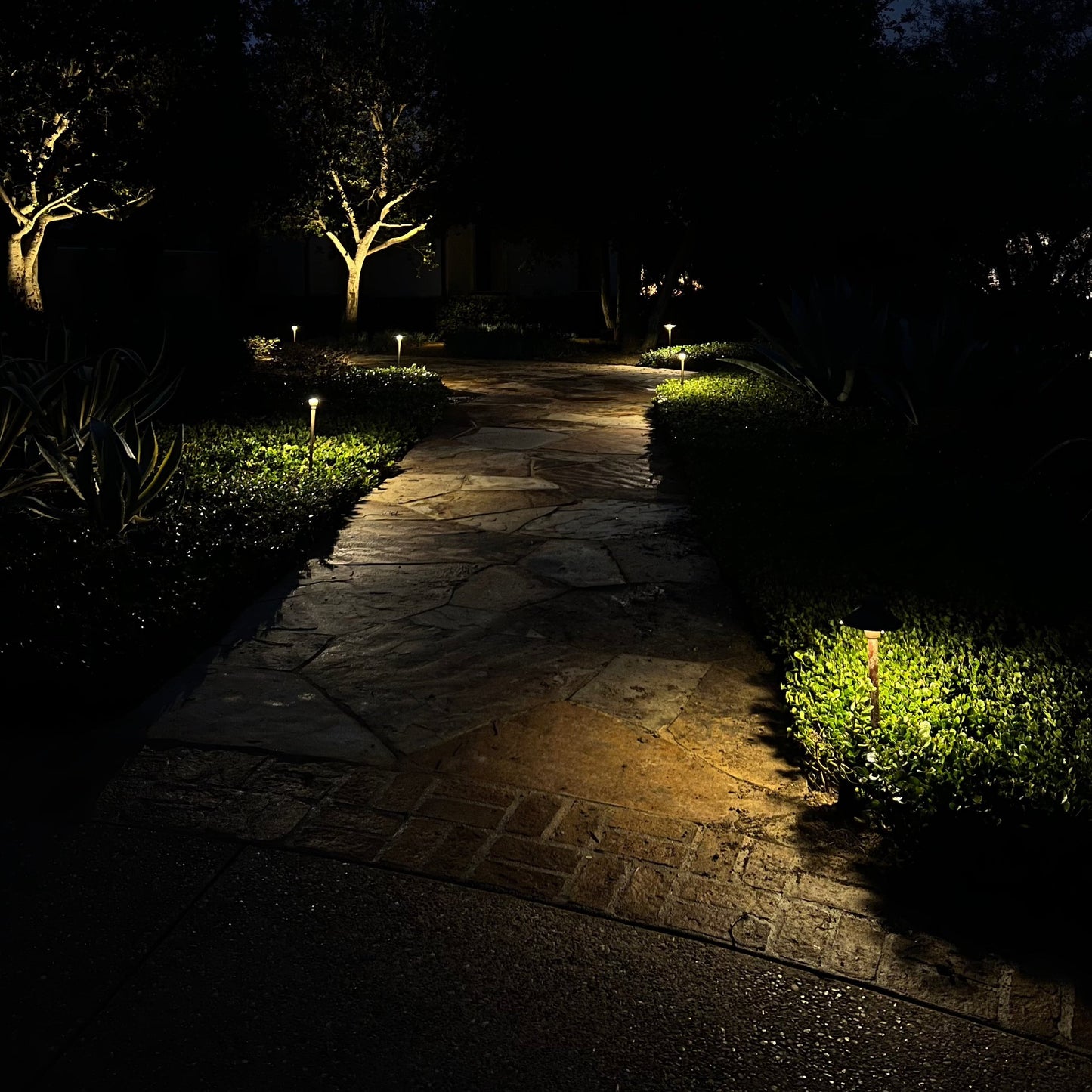 Tulay BH 18" Black Brass Pathlight